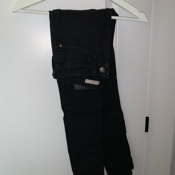 Black Levi Skinny Jean • Size 24 • - Picture 2 of 3
